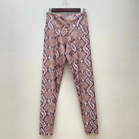 ONZIE - NWT High Rise Flow Graphic Leggings in Mamba Python - Picture 4 of 7